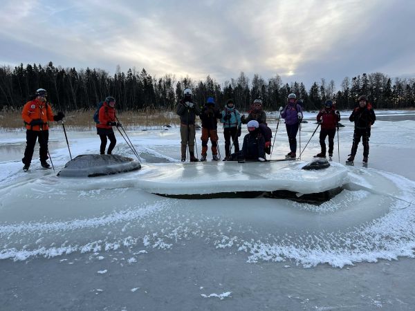 Retkiluistelijoita ryhmäkuvassa