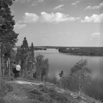 Maisemakuva järvinäkymästä.