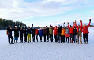 Retkenvetäjäkurssilaisia jäällä