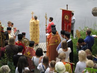 Pappi toimittamassa vedenpyhitystä.