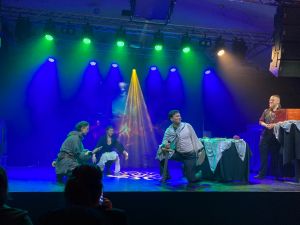 "What About Dragons"-ryhmän esitys Tiivistämöllä 2025