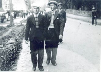 Mustavalkokuva nuorista miehistä katsomassa kameraa kohti.
