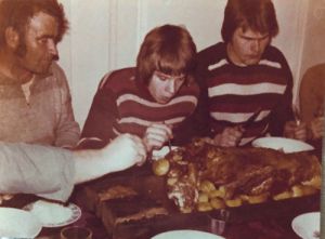 Vanha kuva nuorista miehistä ruokailemassa särää.