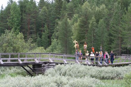 Elian ristisaatto ylittämässä jokea lähestyessään Ilomantsin pogostaa 19.7.2012. Kuva: Juha Riikonen.