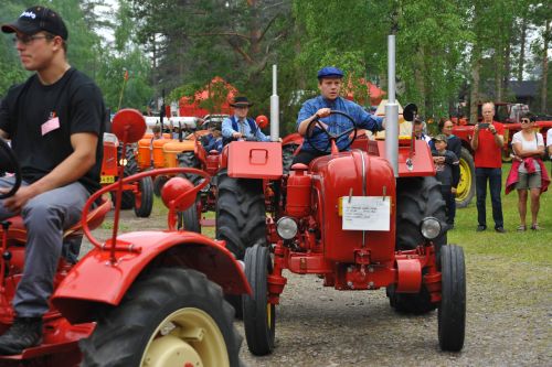 Traktorit kulkevat tapahtumassa. Kuva: Oulaisten Valovoima ry