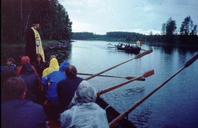 Kirkkoveneristisaatto Pörtsämön erämaakalmistoon elokuussa 1992. Kuva: Juha Riikonen.