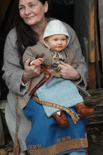 Tiedosto:Aikuinen ja lapsi.jpeg