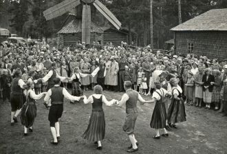 Folkdansföreställning.