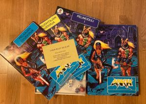 Kuvassa "ANKH: Adventurers of the North - Kalevala Heroes" -roolipelin sääntökirjat. Kirjojen kansikuvassa kaksi fantasia-aiheista soturihahmoa.