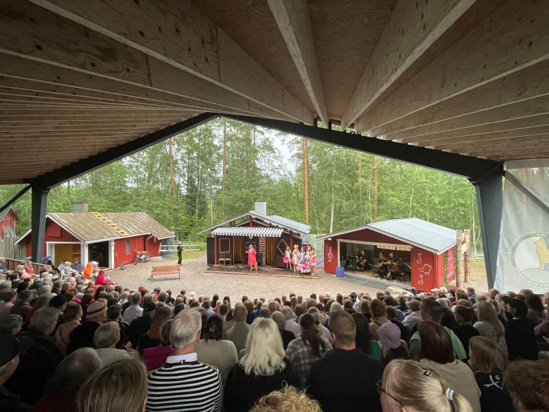 Tiedosto:Koirakiven kesäteatteri3.jpg