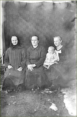 Neljä sukupolvea peilikkään edessä, Kainuun museon arkisto