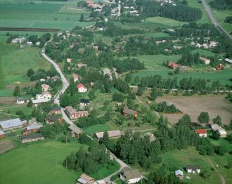 Lentokoneesta otettu kuva kesäisestä maalaismaisemasta.