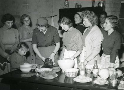 ruokakussillle osallistujia työn äärellä