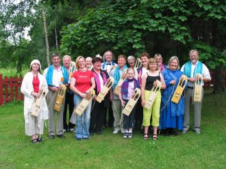 Orkestern ler mot kameran.