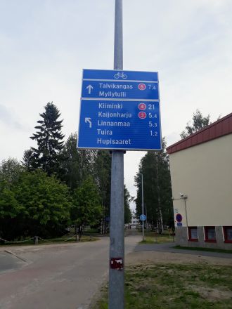 Paikannimiä tiekyltissä maantien varrella.