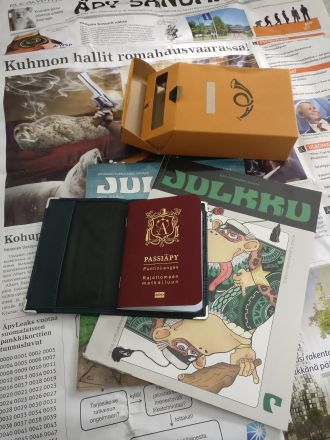 Teekkareiden wappujulkaisuja läjässä.