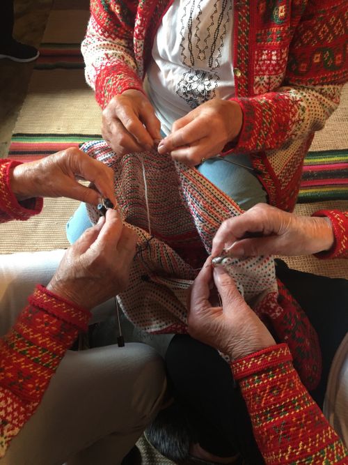 Trehandsstickning av Korsnäströjan. Fotograf: Astrid Smeds