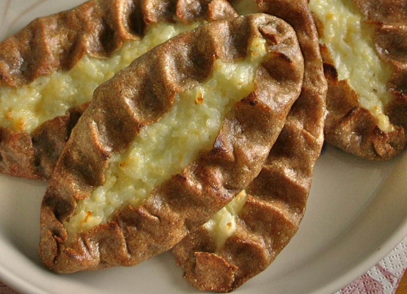 Tiedosto:Karelian pasties and egg butter cropped.png