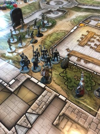 Dungeon World -roolipelin taistelukohtaus pelipöydällä
