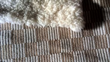 Peilikäsvällyt, luonnonvalkea ja luonnonruskea villa, suomenlampaantalja. Kuva:Eila Parviainen