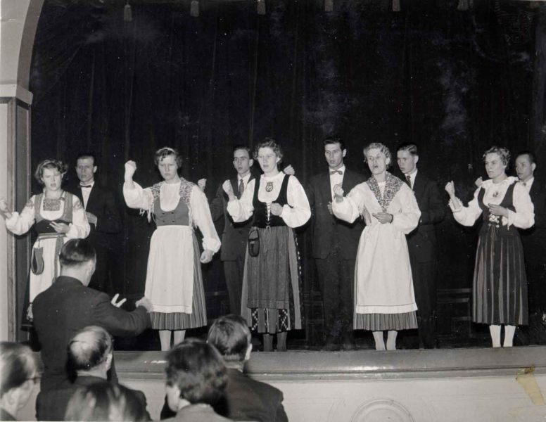 Tiedosto:Vuoden 1956 kulttuuripäivien päättäjäisissa viittomakuoro esitti Cajanderin hymnin Isänmaalle.jpg