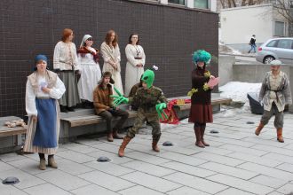 Opiskelijoita esittämässä näytelmää.