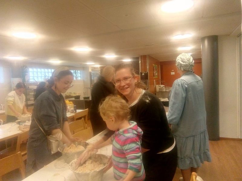 Tiedosto:Challah baking in the Jewish community of Helsinki. Photo- Talia Beniard.jpg