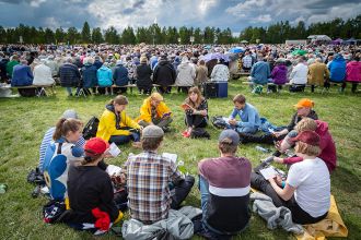 Nuoria piirissä veisaamassa herättäjäjuhlilla Nivalassa.