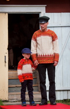En far och ett barn som bär tröjorna.