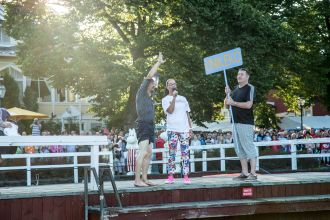 Unikeko vilkuttaa yleisölle.