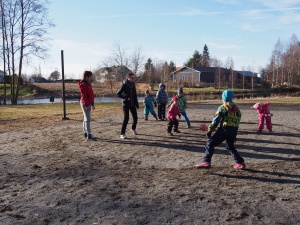 Lapsia pelaamassa polttopalloa.
