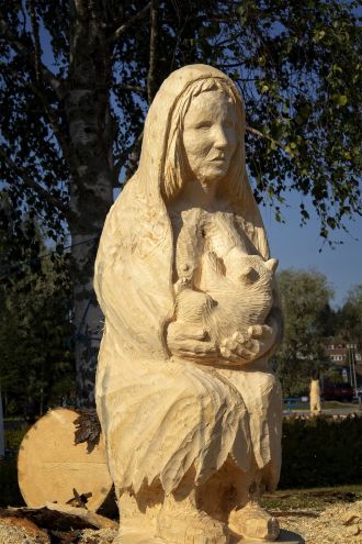 Esko Heikuran veistos Madonna Ilomantsin Karhufestivaalilta 2018 kilpailusta, jonka teemana oli Villi luonto. Kuvaaja Kimmo Heikkilä. Maaseudun Sivistysliiton kuva-arkisto.